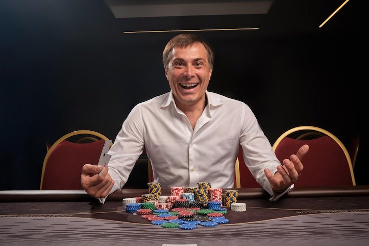 Orang dewasa menikmati permainan casino digital dengan perangkat modern